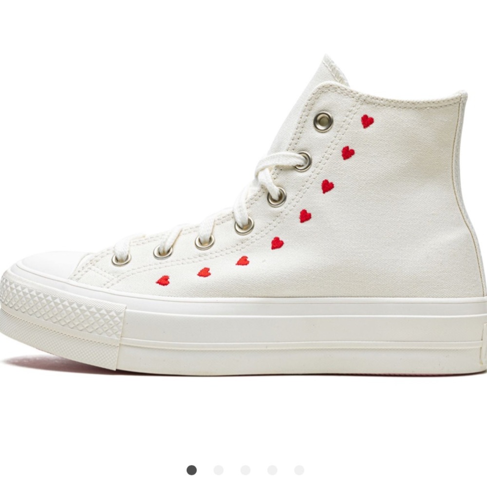 Wmns Chuck Taylor All Star Lift Platform High 'Embroidered Hearts - White'